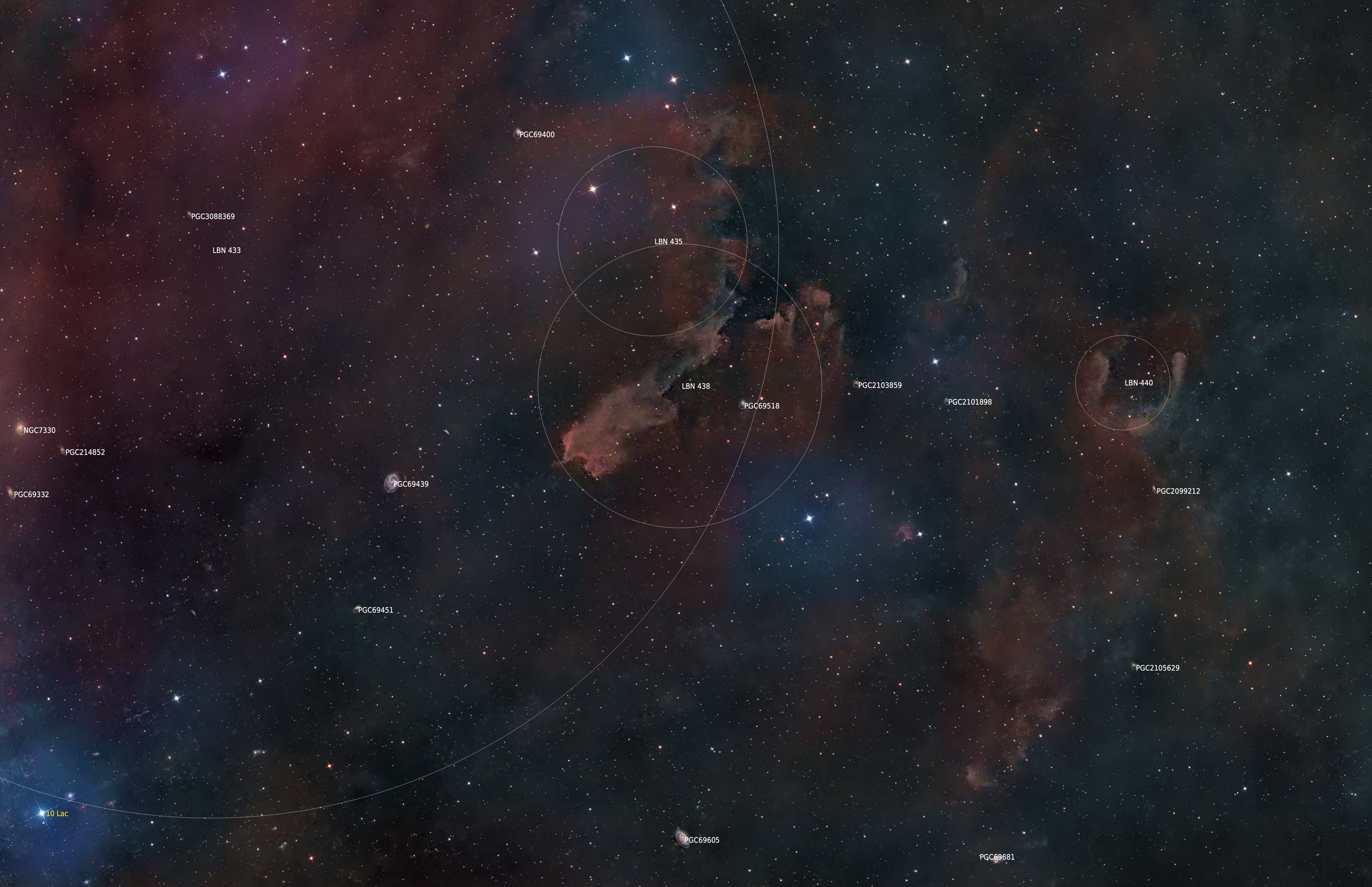 Die Nebel LBN 435, LBN438, auch Sandwurm-Nebel genannt und LBN440 gehören zur Molekülwolke Lacerta 10. Es ist eine Kombination aus einer Dunkelwolke (interstellarer Staub, der das Licht dahinterliegender Sterne blockiert) und einem schwachen Reflexionsnebel.